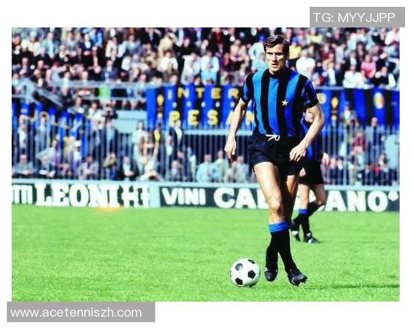 足球明星佩戴耳机的时尚魅力与运动精神完美结合的视觉盛宴